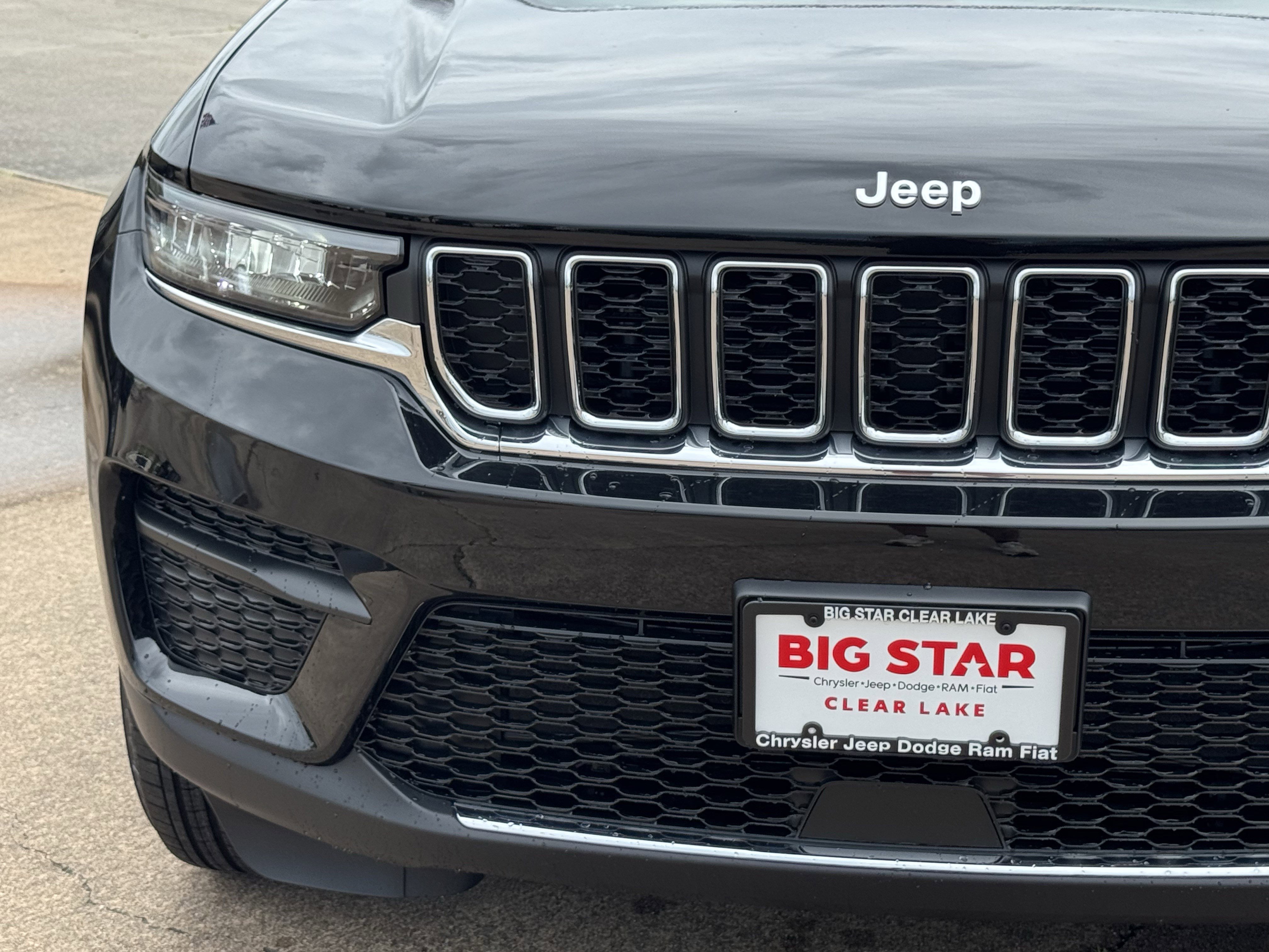 New 2026 Diamond Black Crystal Pearl-Coat Exterior Paint Jeep Laredo X image 5