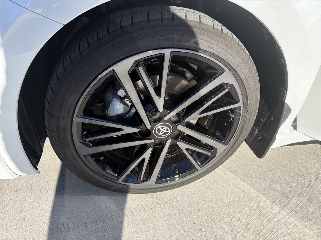 New 2026 Wind Chill Pearl with Midnight Black Metallic roof <sup>1</sup> Toyota  XSE image 32