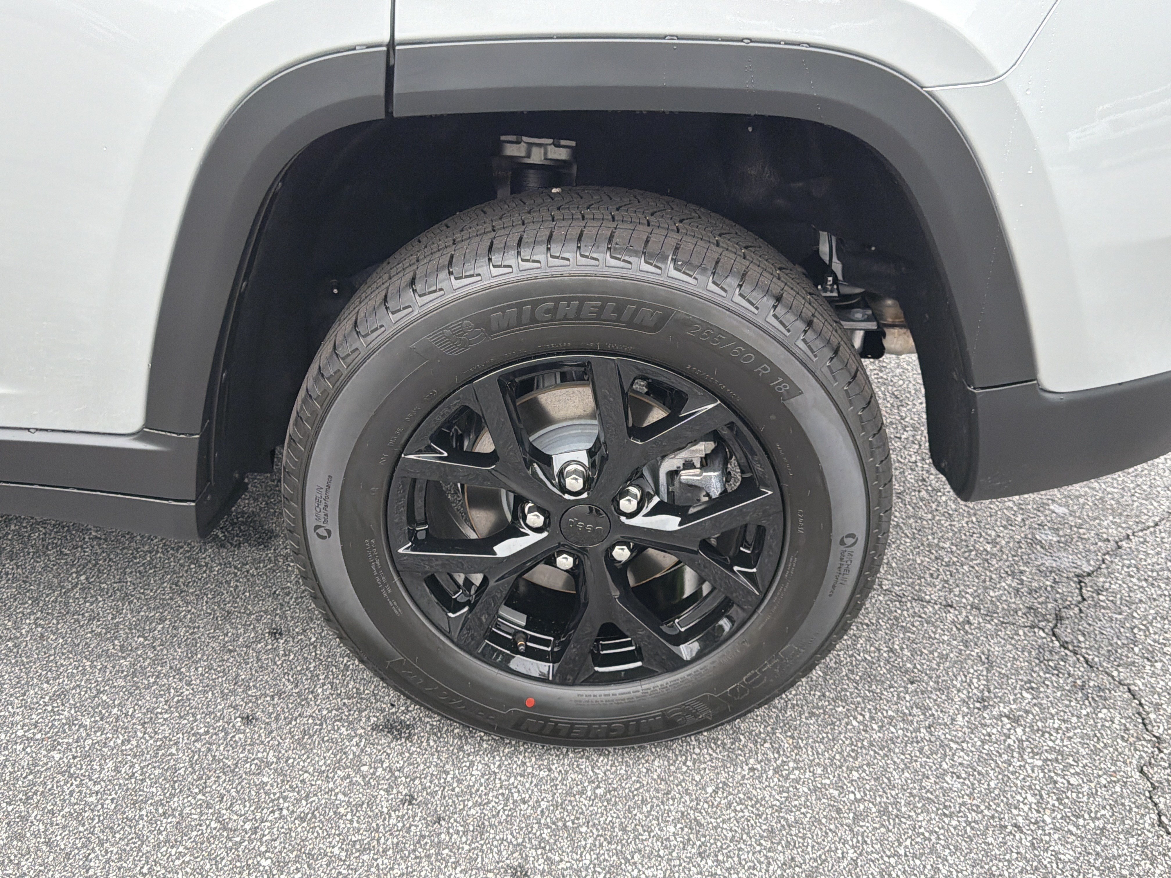 New 2026 Silver Zynith Exterior Paint Jeep Altitude image 24