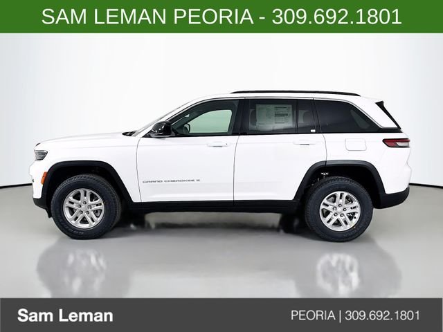 New 2025 Bright White Clear-Coat Exterior Paint Jeep Laredo image 4