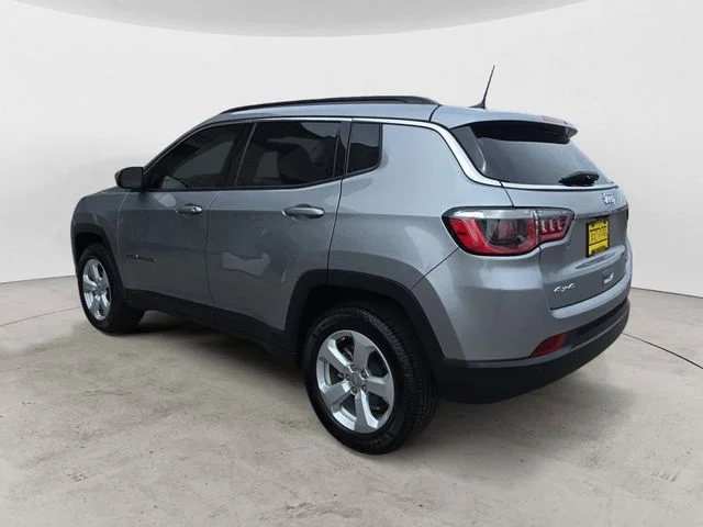 Used 2017 Silver Jeep Latitude image 3