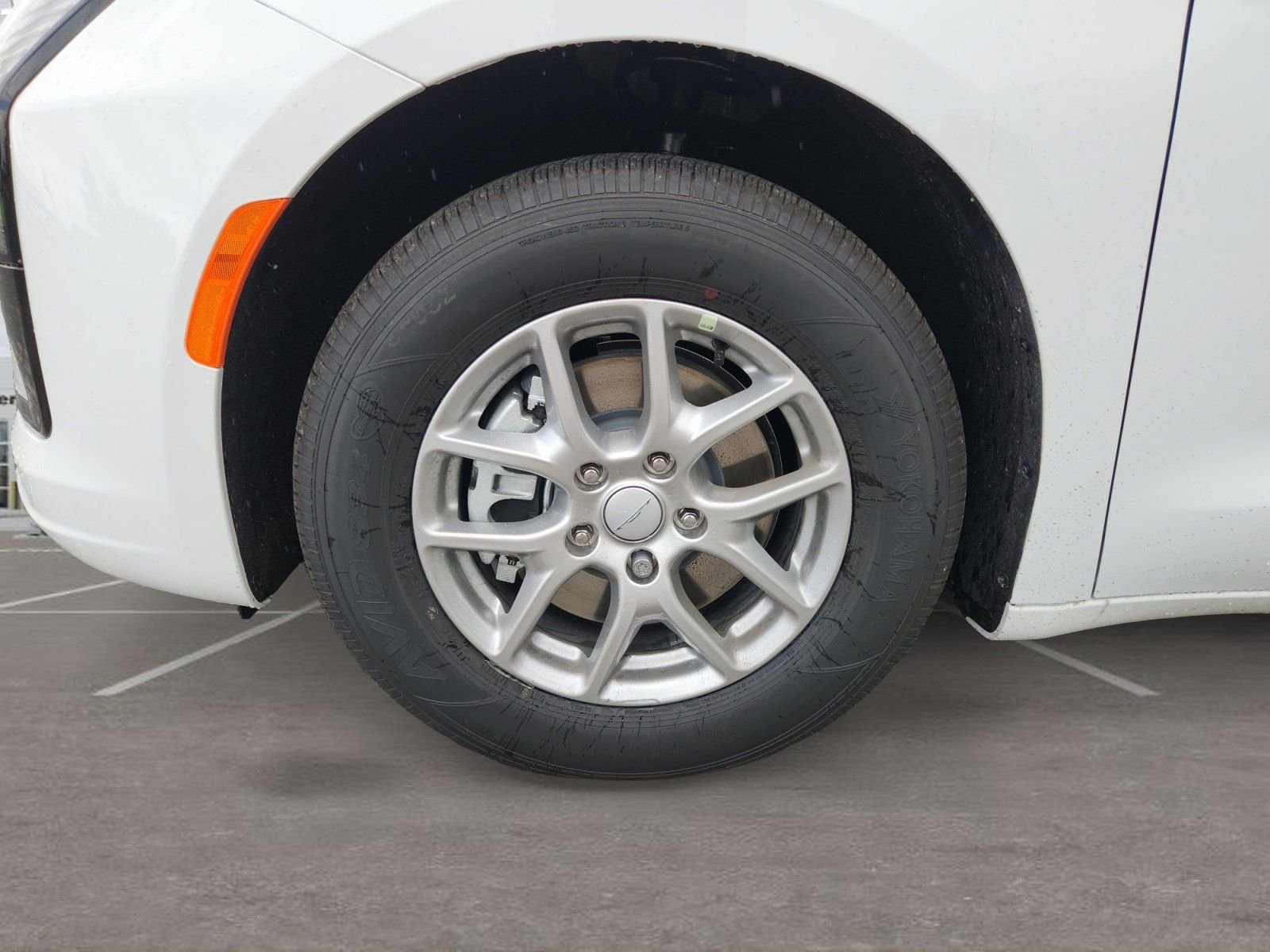 New 2027 Bright White Clear-Coat Exterior Paint Chrysler Select image 10