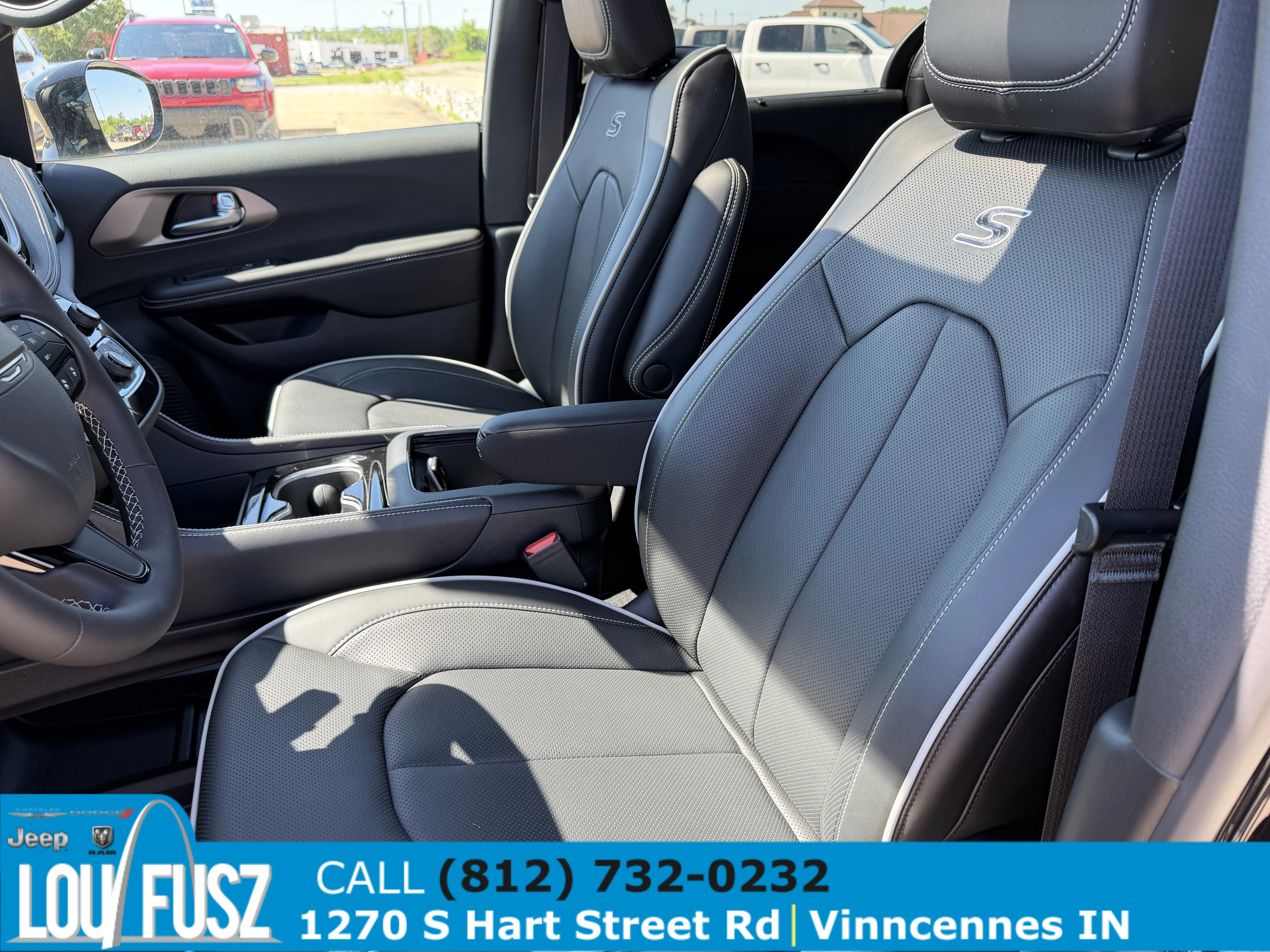 New 2027 Diamond Black Crystal Pearl-Coat Exterior Paint Chrysler Limited image 18