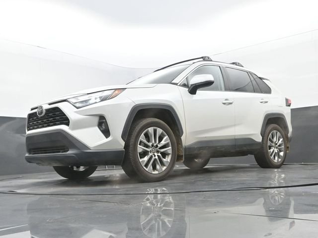 Used 2024 Wind Chill Pearl Toyota XLE Premium image 12