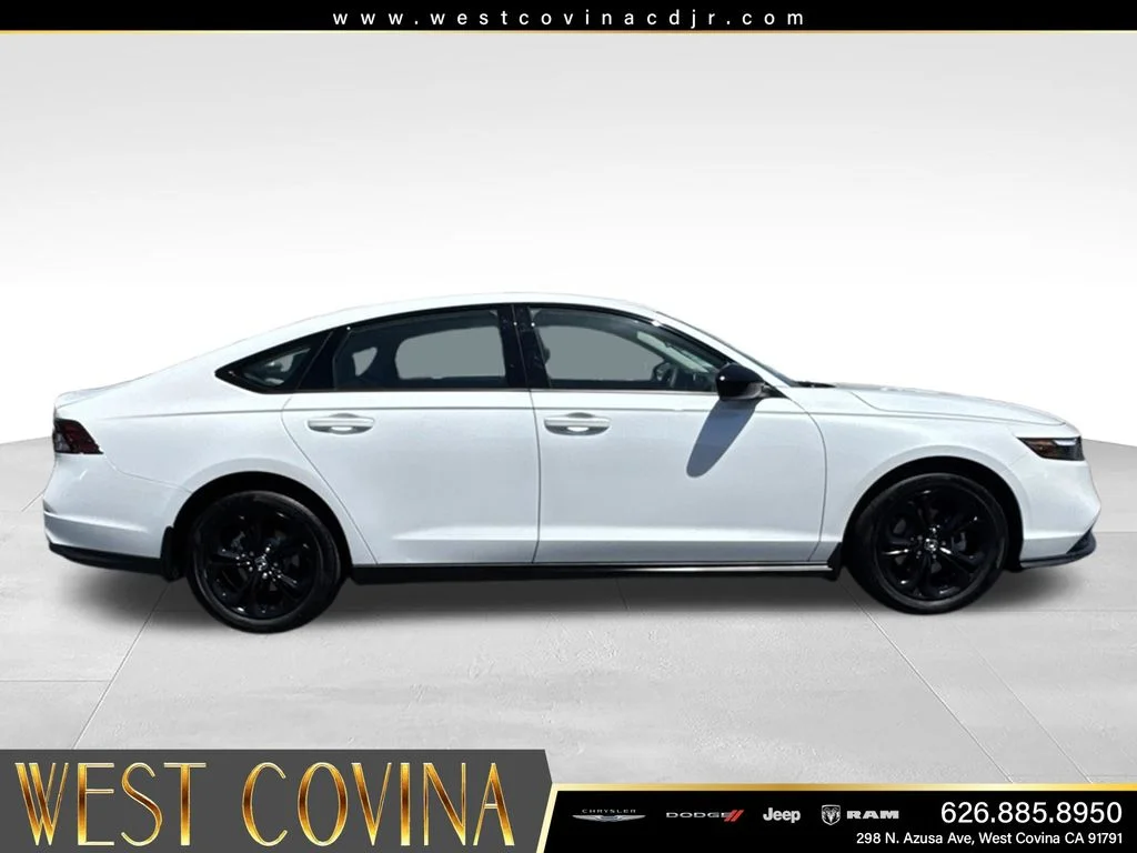 Used 2025 White Honda SE image 12