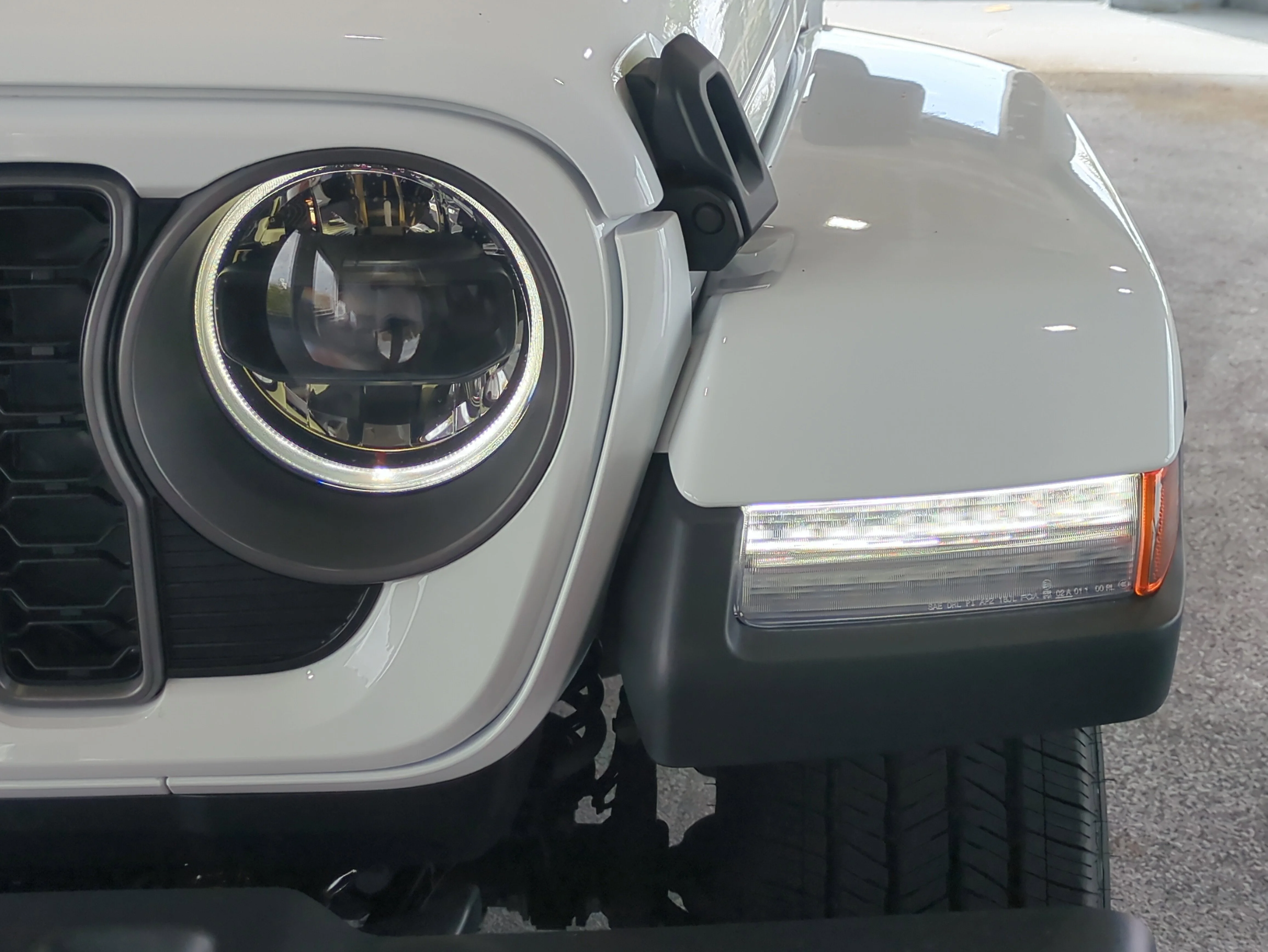 New 2026 Bright White Clear-Coat Exterior Paint Jeep Sahara image 9