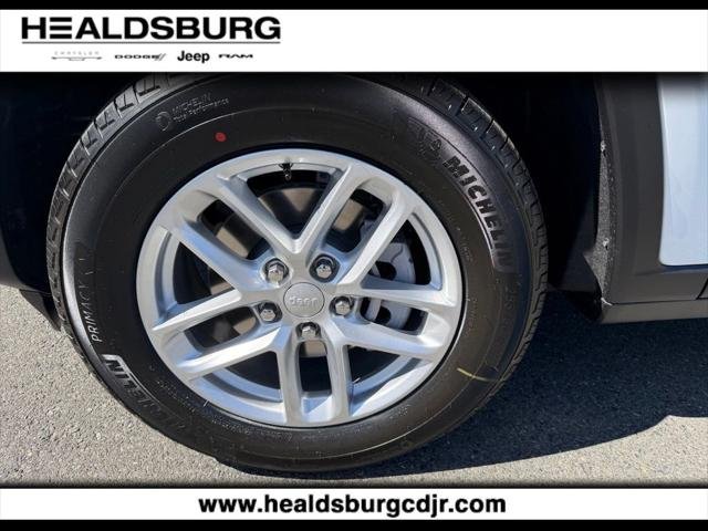 New 2026 Bright White Clear-Coat Exterior Paint Jeep Laredo image 28