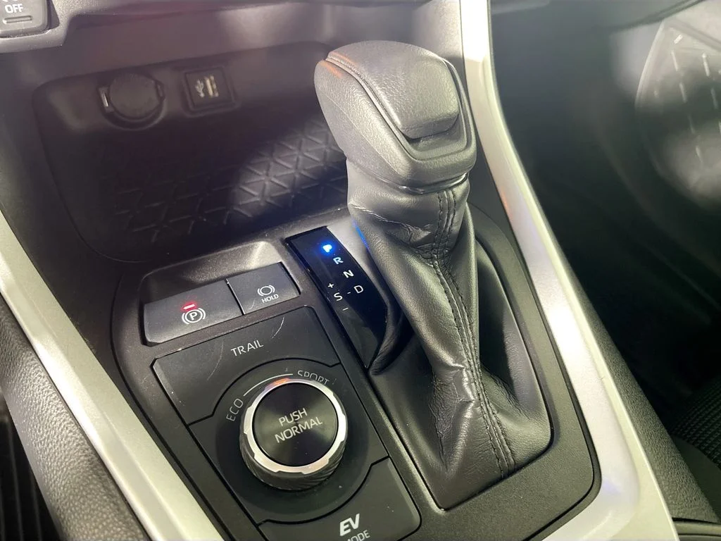 Used 2024 Ice Toyota LE image 18