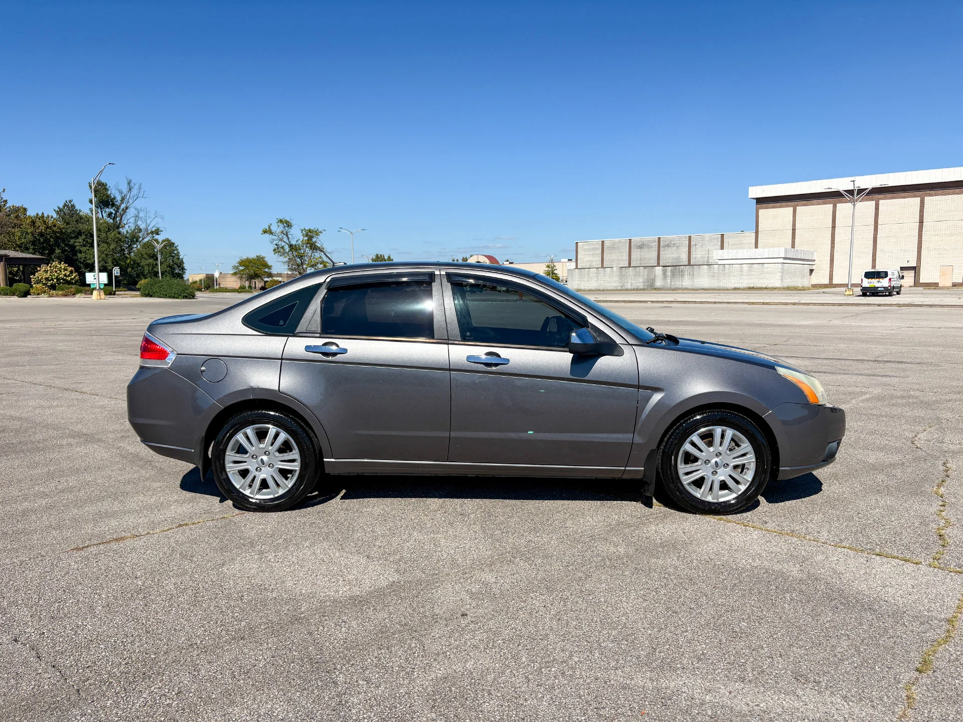 Used 2010 Gray Ford SEL image 9