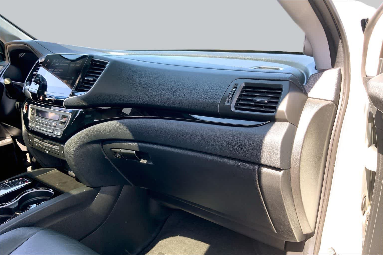 Used 2021 Platinum White Pearl Honda Touring 8-Passenger image 19