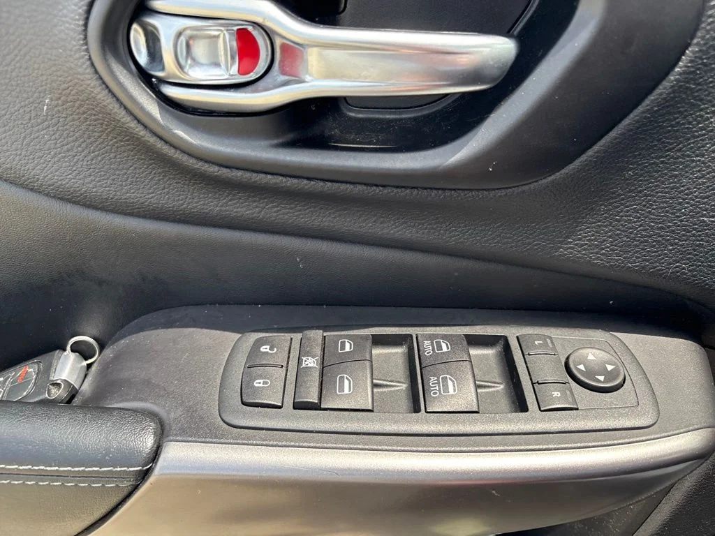 Used 2020 White Jeep Latitude Plus image 25