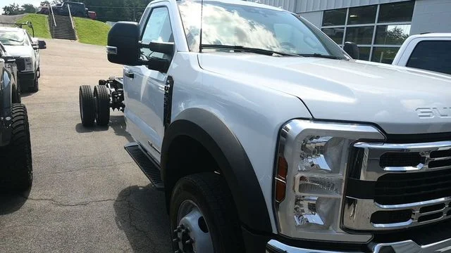 New 2026 Oxford White Ford F-450® XL image 3