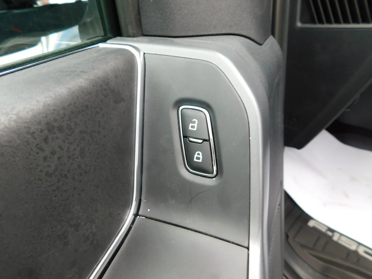 New 2026 Carbonized Gray Metallic Ford XLT image 30