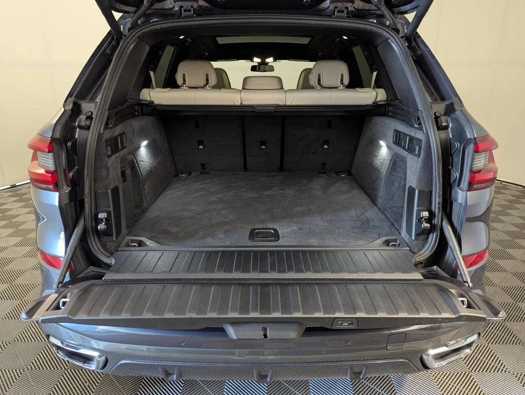 Used 2019 Gray BMW xDrive40i image 16
