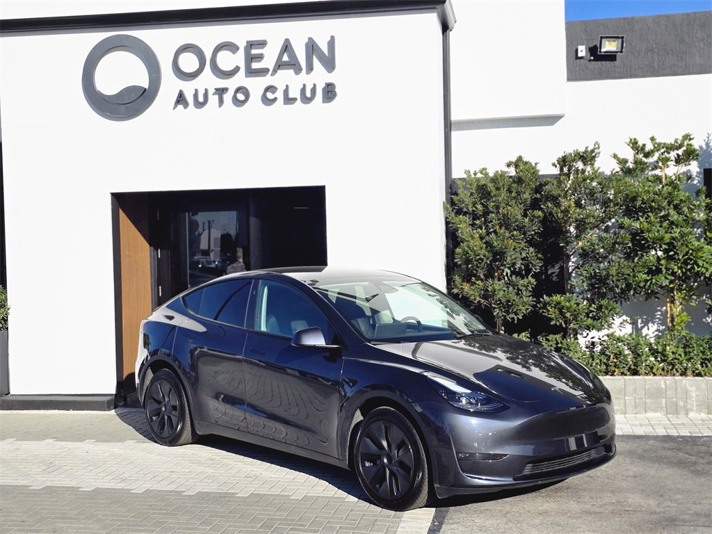 Used 2025 Tesla Model Y Long Range with VIN 7SAYGDEE0SA364434 for sale in Doral, FL