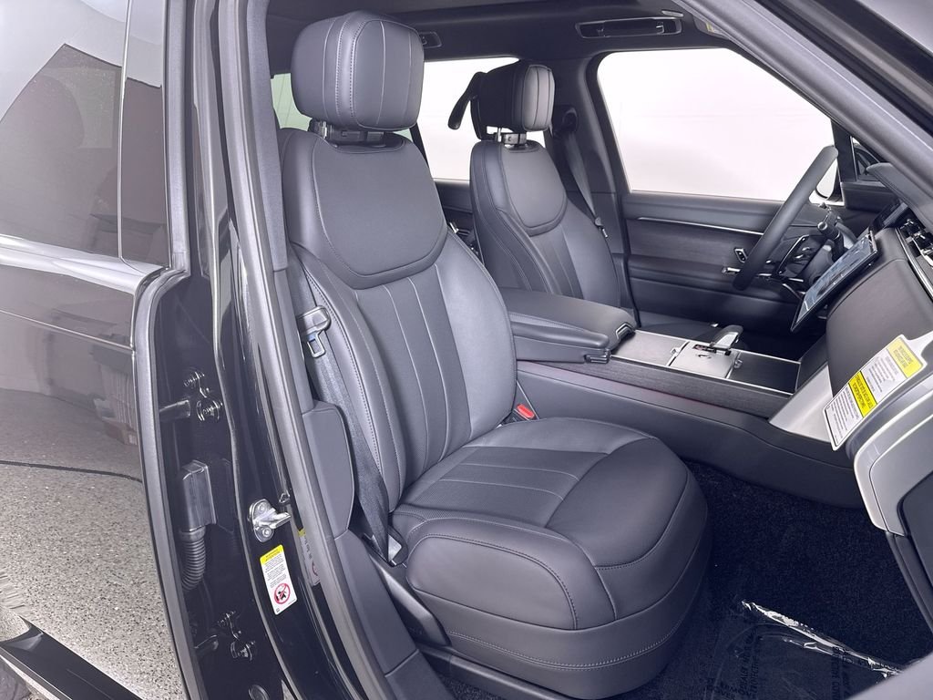 New 2026 SANTORN BLK MET Land Rover SE image 22
