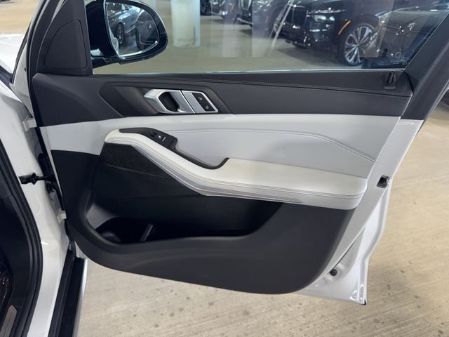 Used 2023 White Metallic BMW sDrive40i image 12