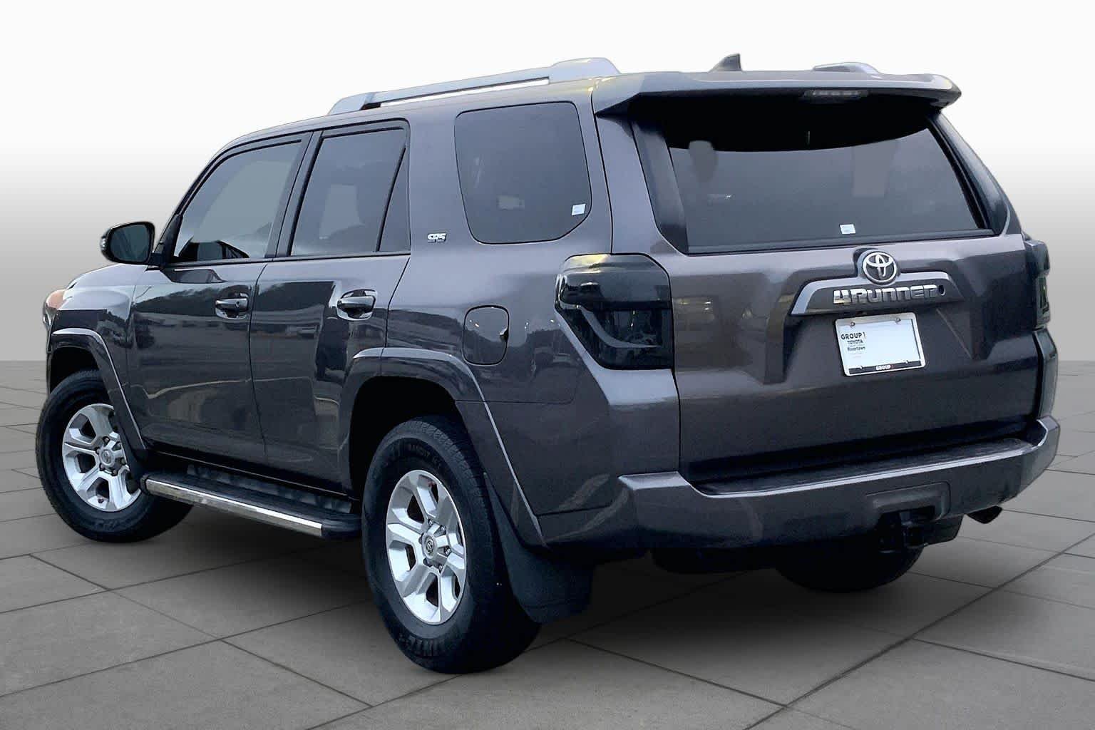 Used 2018 Magnetic Gray Metallic Toyota SR5 Premium image 11