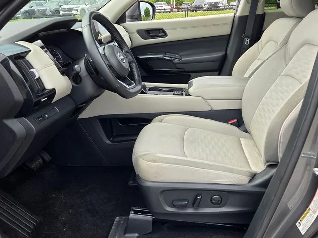 Used 2024 Gray Nissan SV image 5