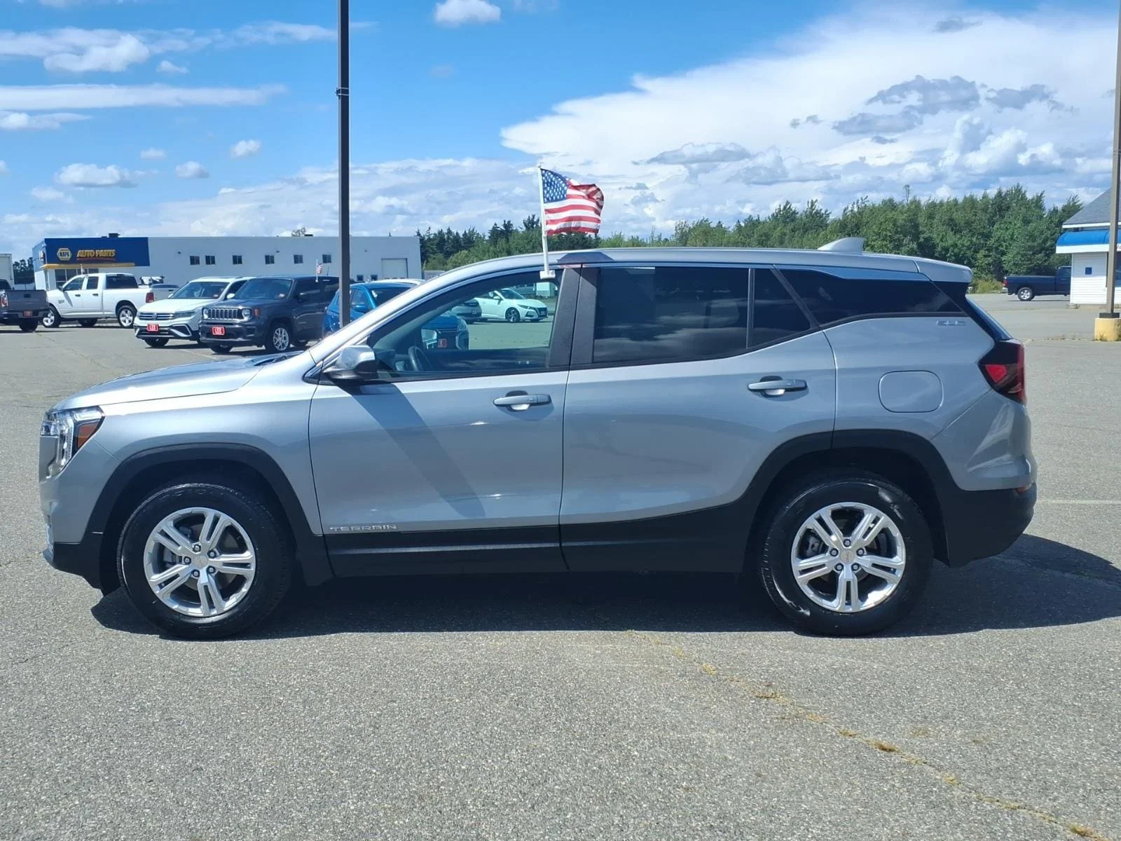 Used 2024 Sterling Metallic GMC SLE image 7