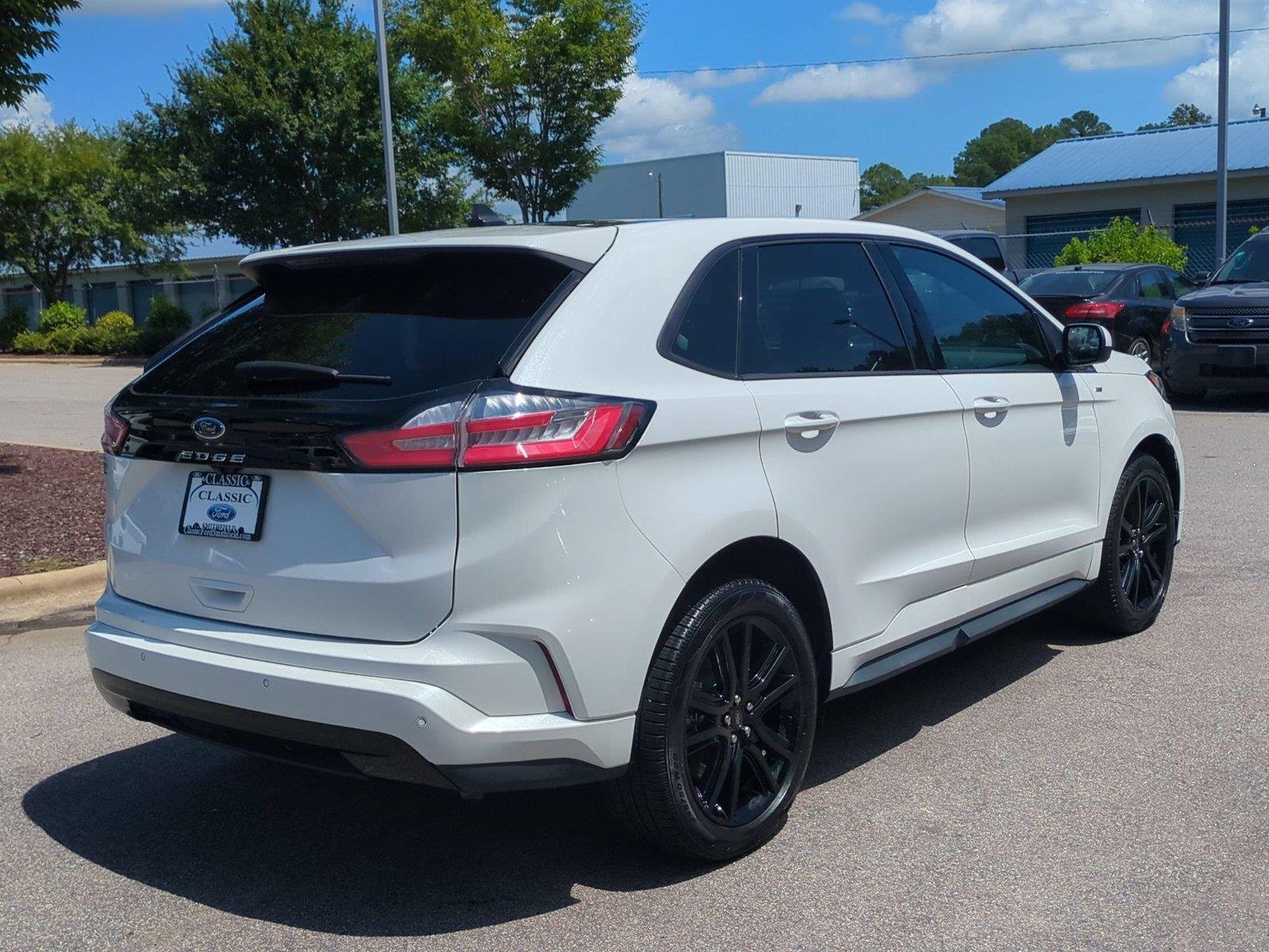 Used 2022 Star White Metallic Tri-Coat Ford ST-Line image 5