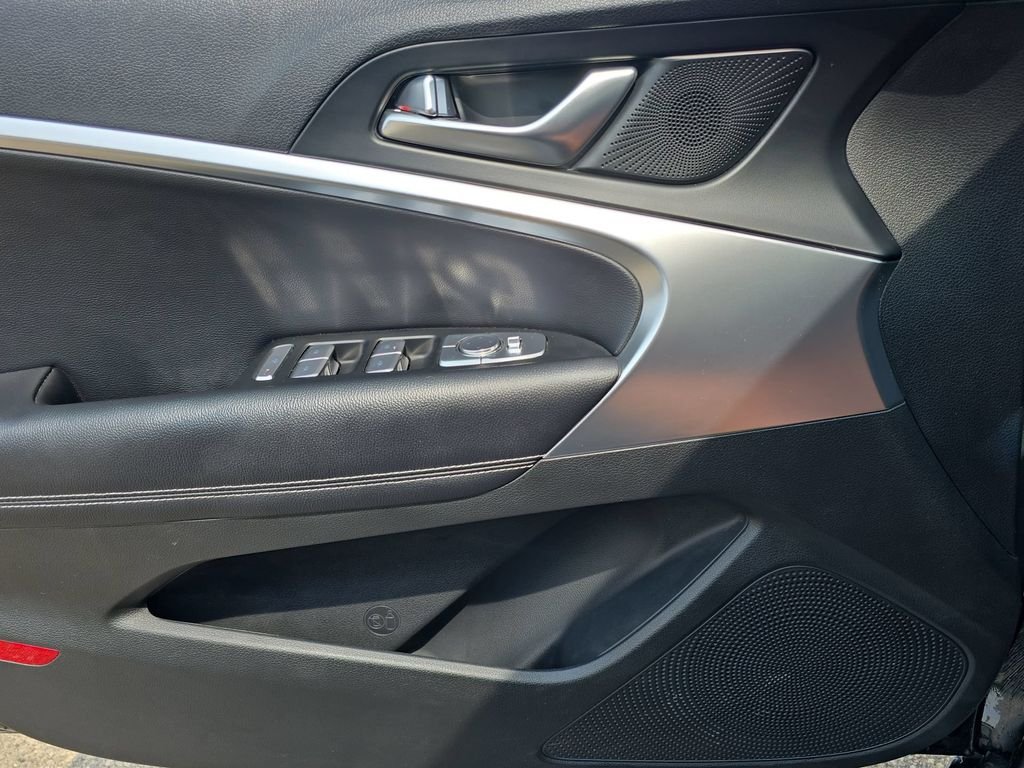 2025 GENESIS G70 Standard - Photo 18