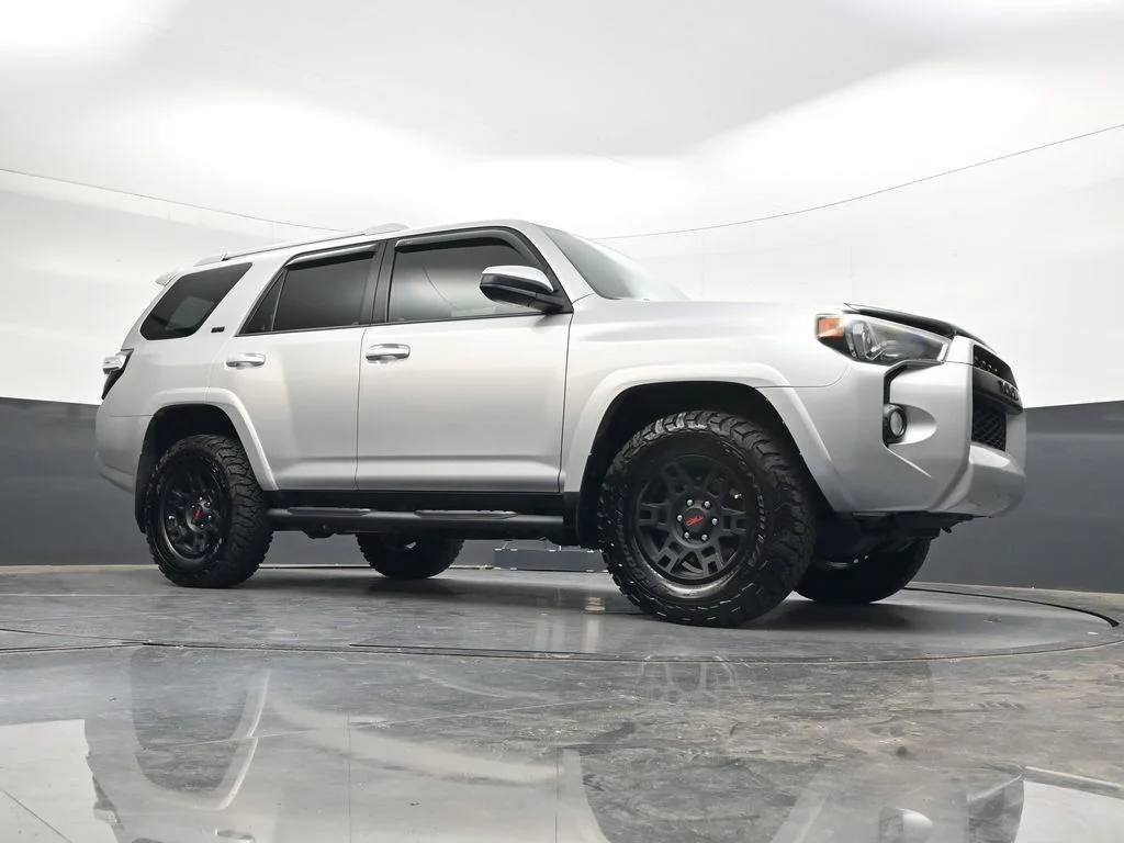 Used 2017 Classic Silver Metallic Toyota SR5 image 25