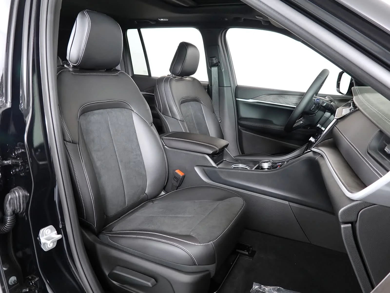 New 2026 Diamond Black Crystal Pearl-Coat Exterior Paint Jeep Laredo Altitude image 12