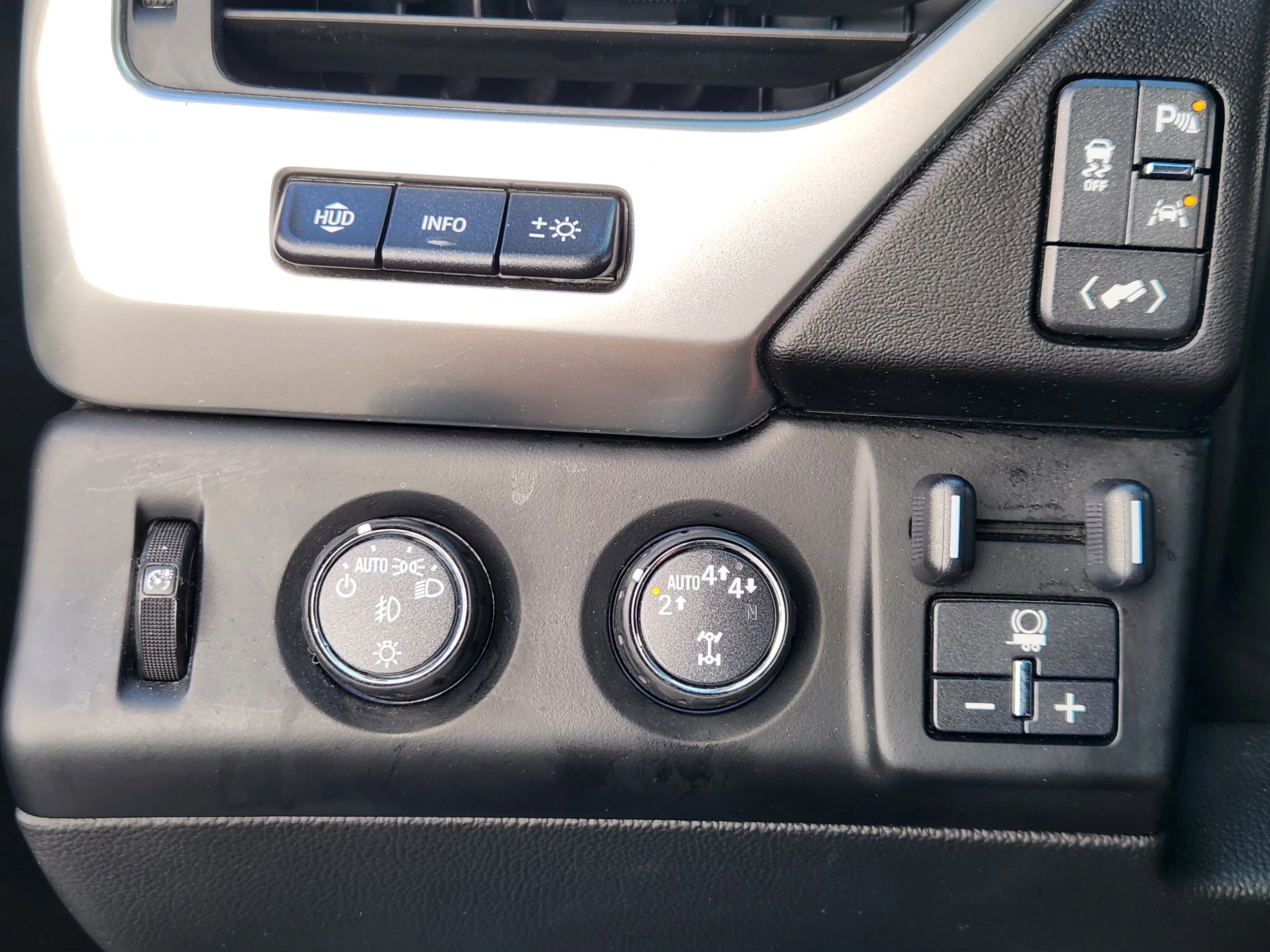 Used 2019 Black Chevrolet Premier image 23