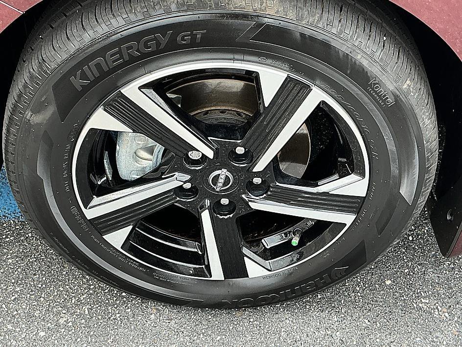 Used 2025 Rosewood Metallic Nissan SV image 9