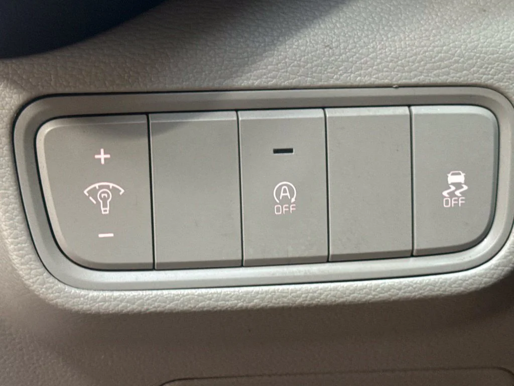 Used 2020 Sparkling Silver Kia LX image 23