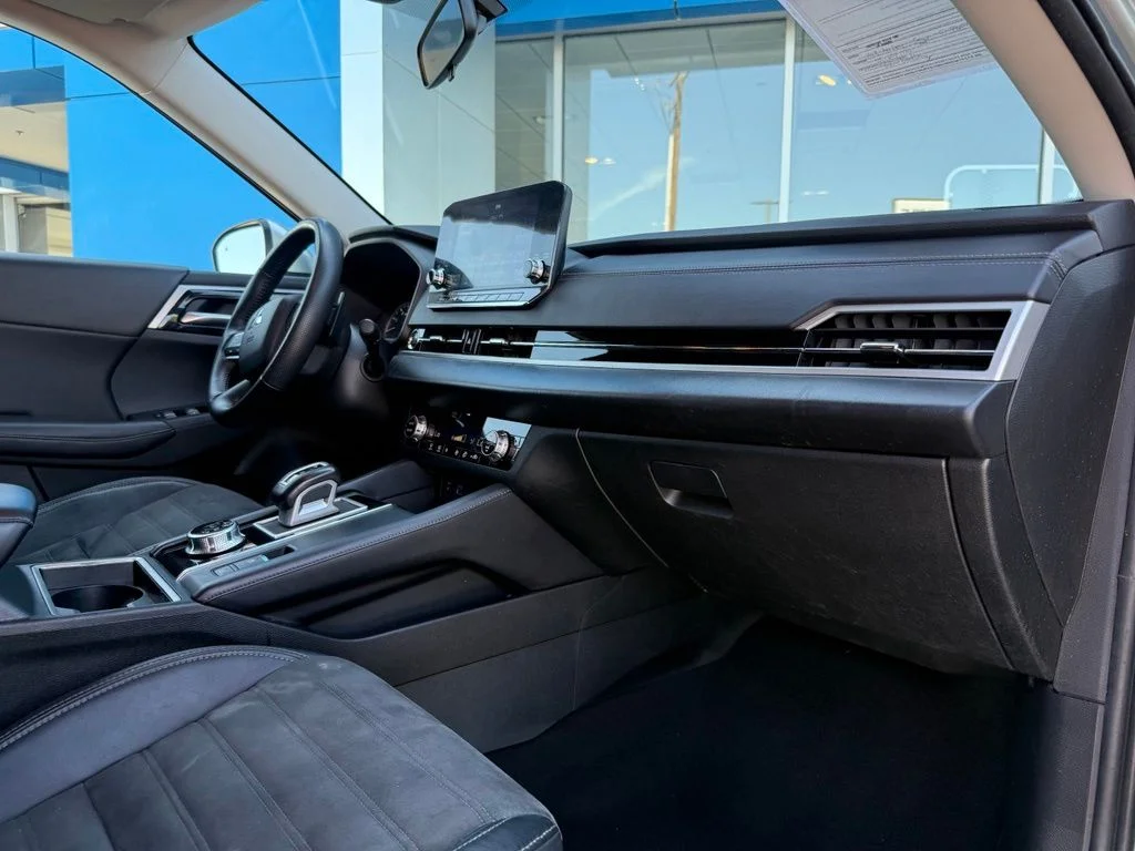 Used 2023 Silver Mitsubishi SE image 17