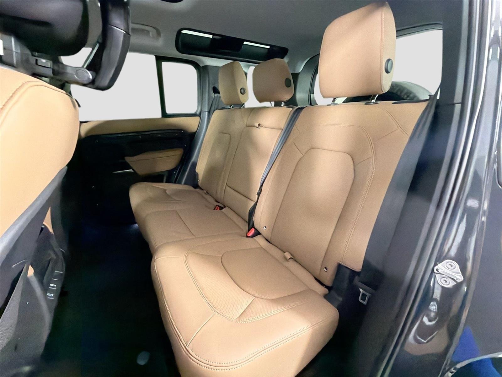 New 2026 CARPATHIAN GREY Land Rover X-Dynamic SE image 24
