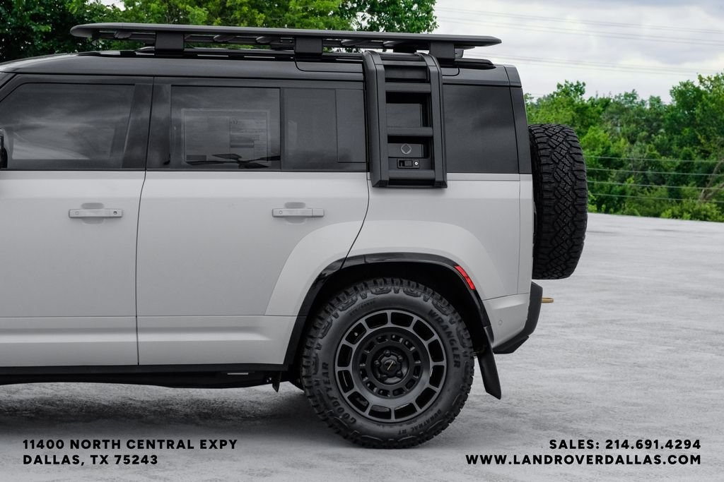 New 2026 Borasco Grey Metallic Land Rover OCTA image 11