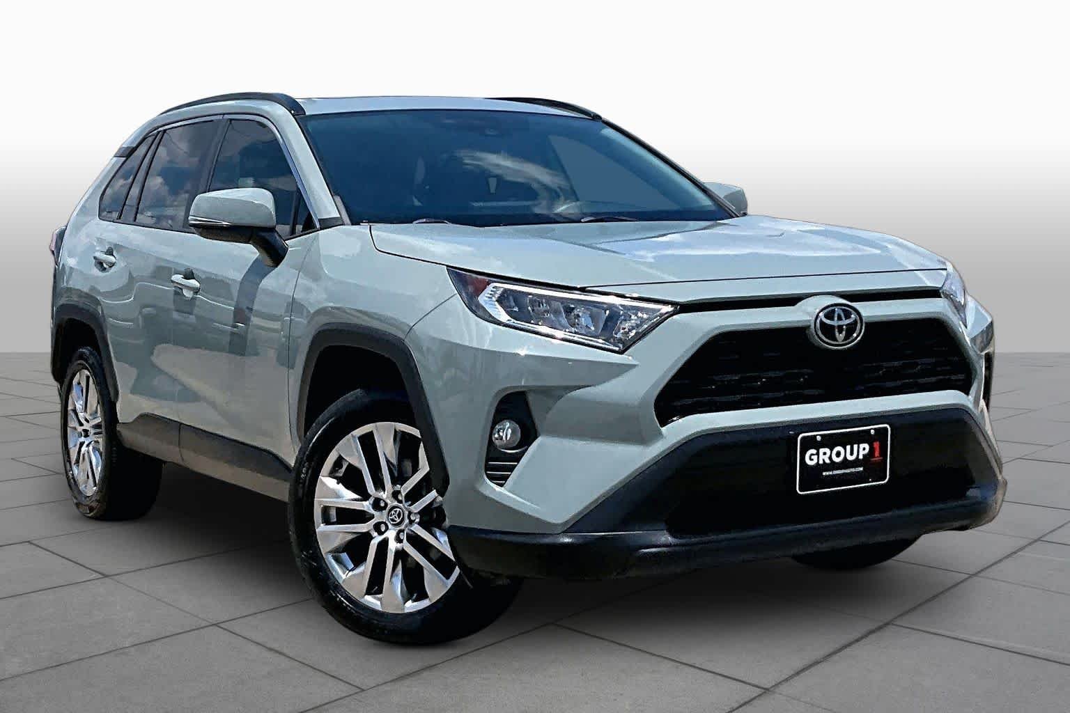 Used 2020 Lunar Rock Toyota XLE Premium image 3