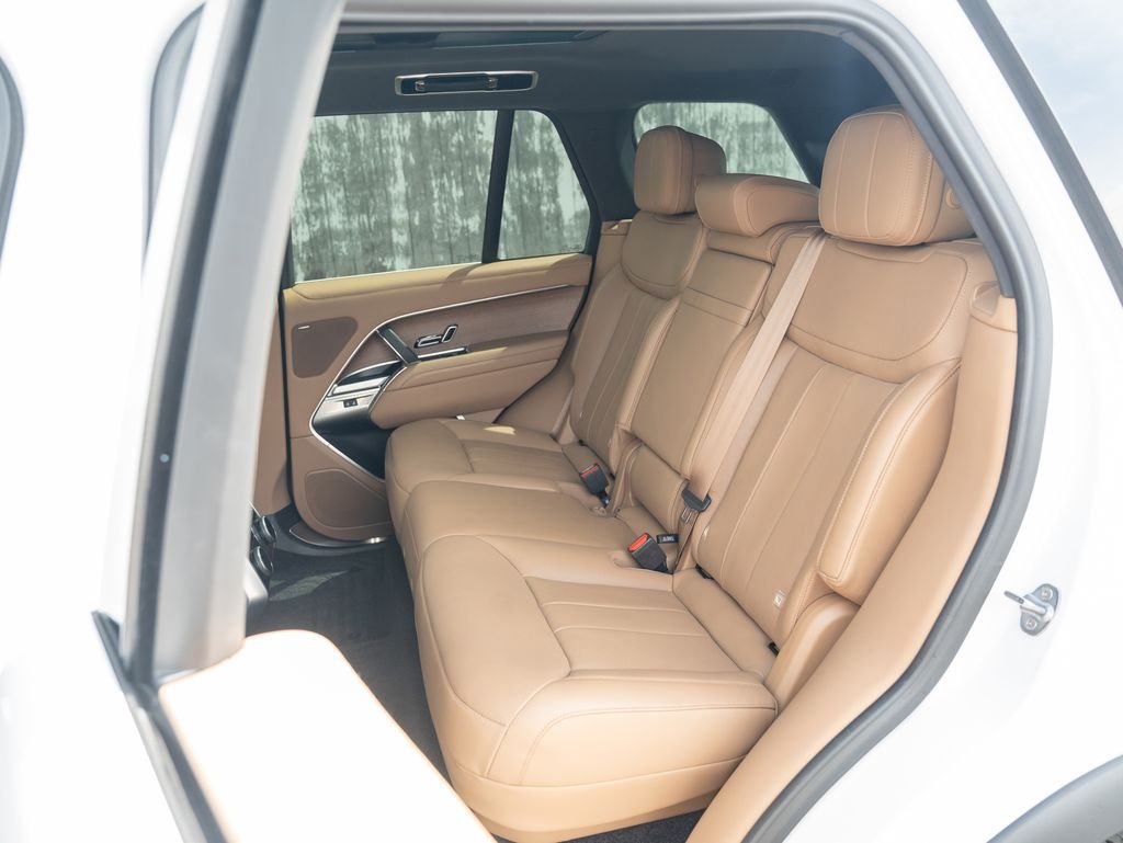 Used 2023 White Land Rover SE image 36
