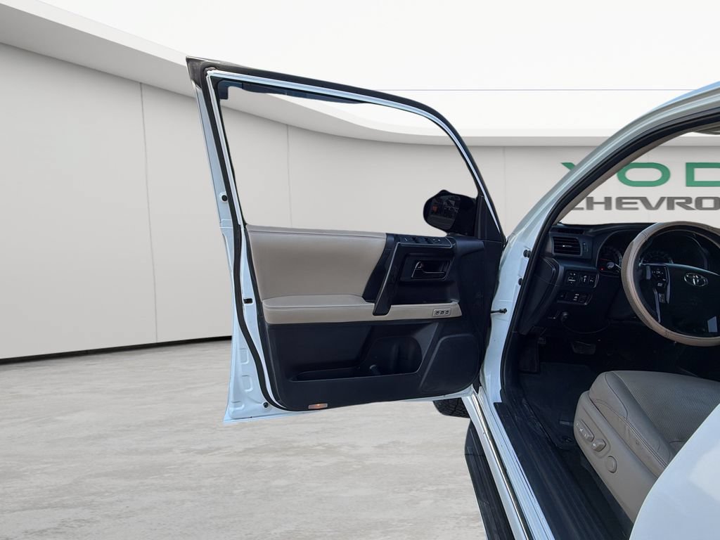 Used 2014  Toyota Limited image 13