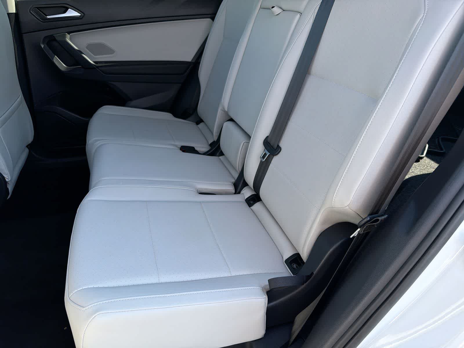 Used 2019 Pure White Volkswagen SE image 20