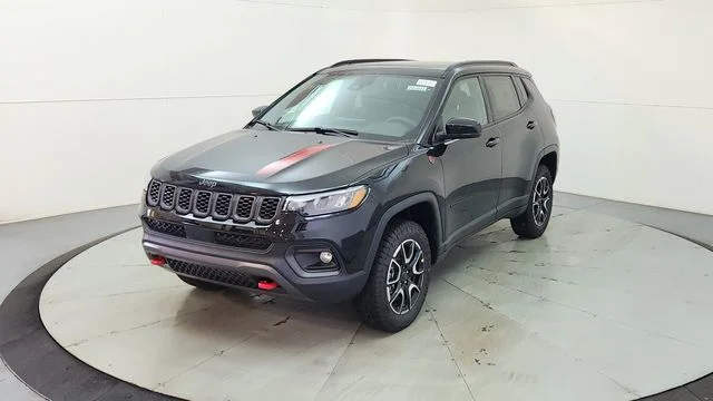 New 2026 Diamond Black Crystal Pearl-Coat Exterior Paint Jeep Trailhawk image 3