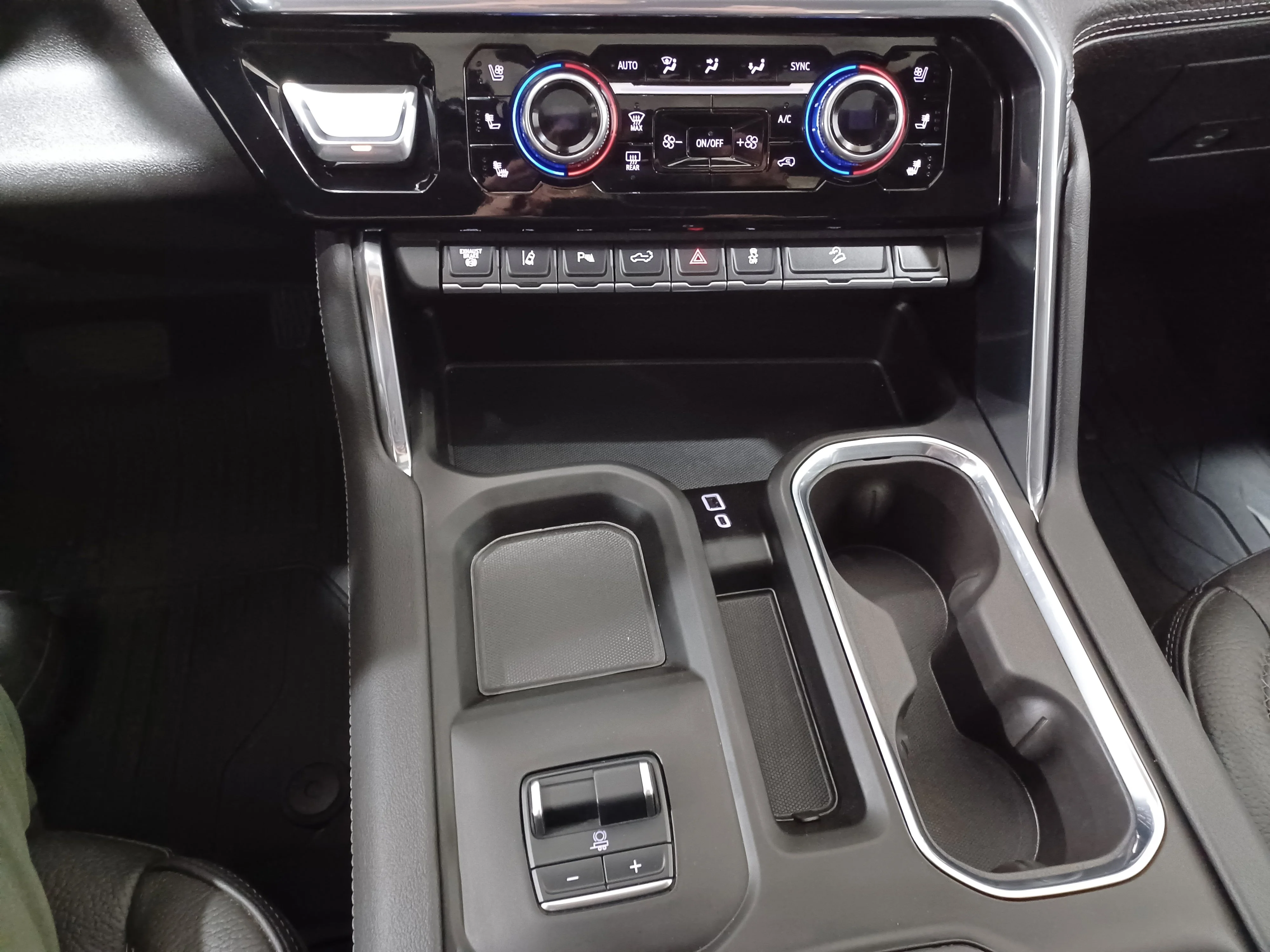 Certified Used 2025 White Frost Tricoat GMC Denali 4WD*No Lux Tax | 6.6L Duramax Diesel | Adapt Cruise | Remote Start | Cooled Leather | Tow Pkg image 19