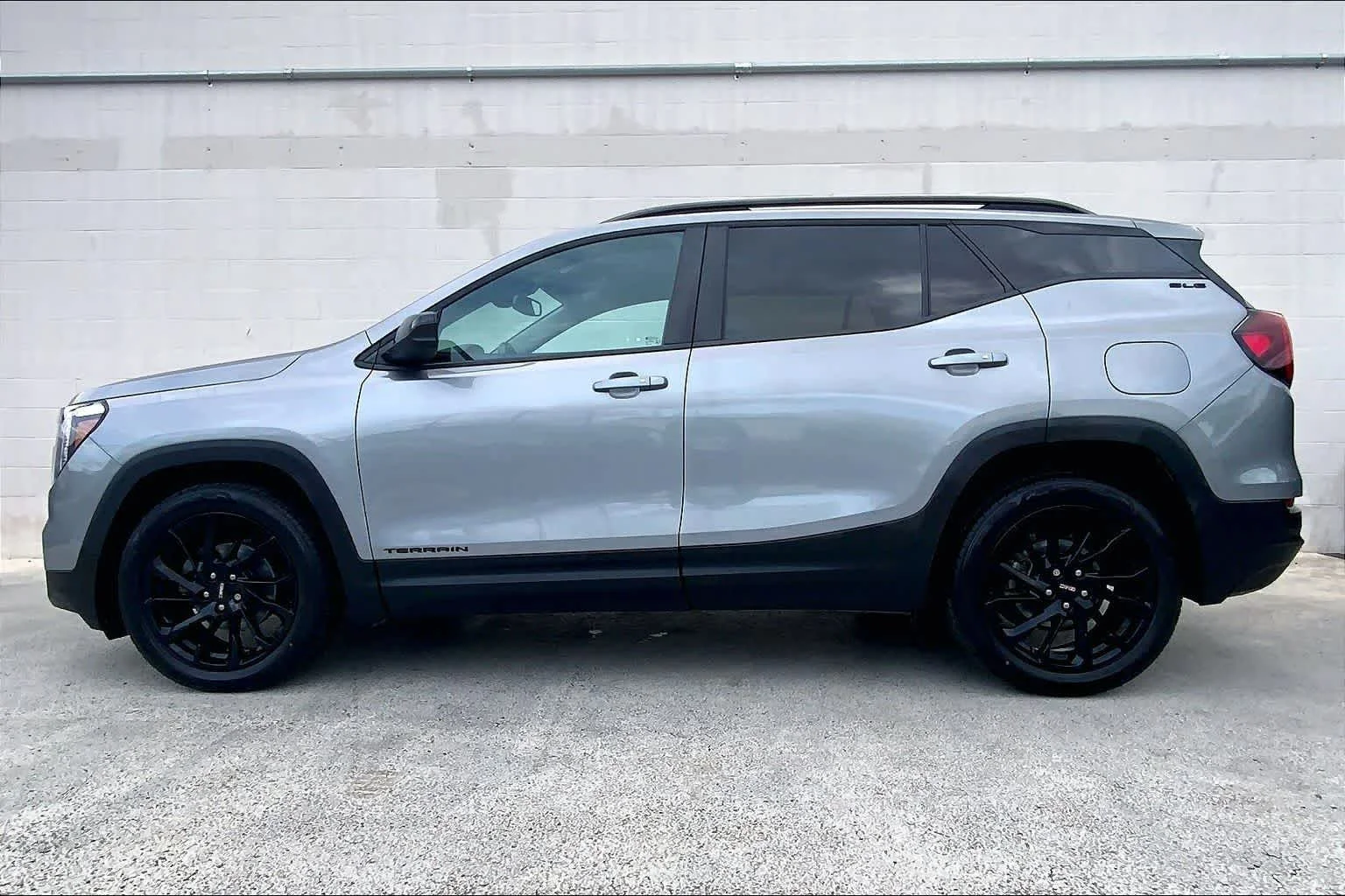 Used 2023 Sterling Metallic GMC SLE image 3