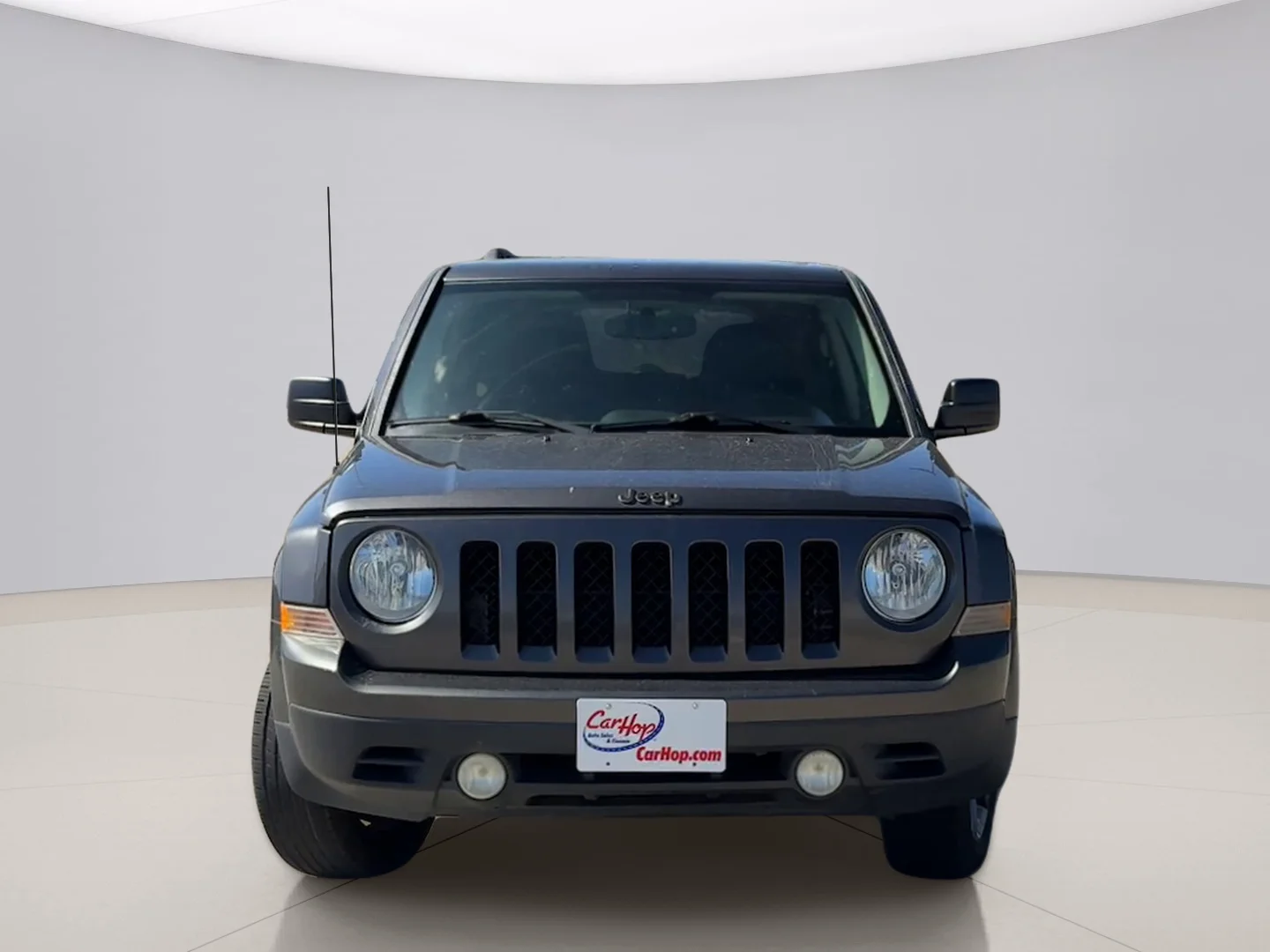 Used 2015 Gray Jeep LATITUDE image 2