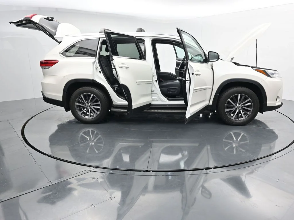 Used 2019 White Toyota XLE image 39