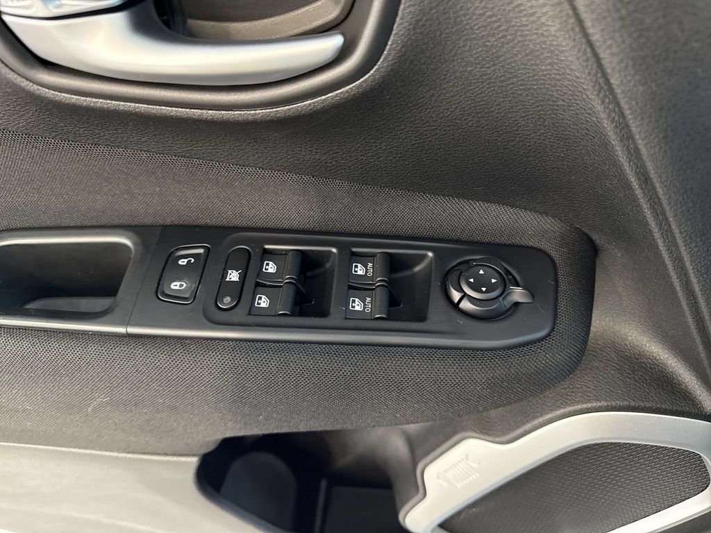 Used 2019 White Jeep Latitude image 12