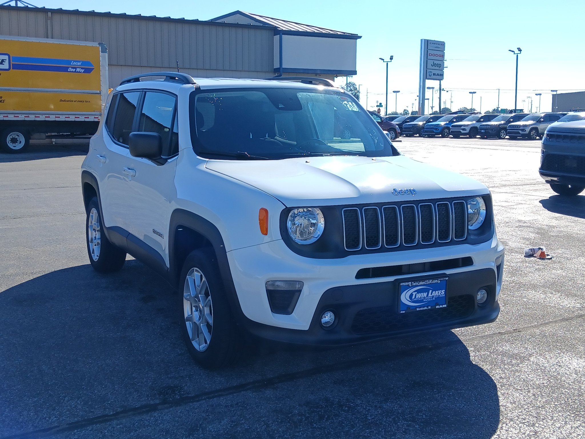 Used 2022 Alpine White Clearcoat Jeep Latitude image 2