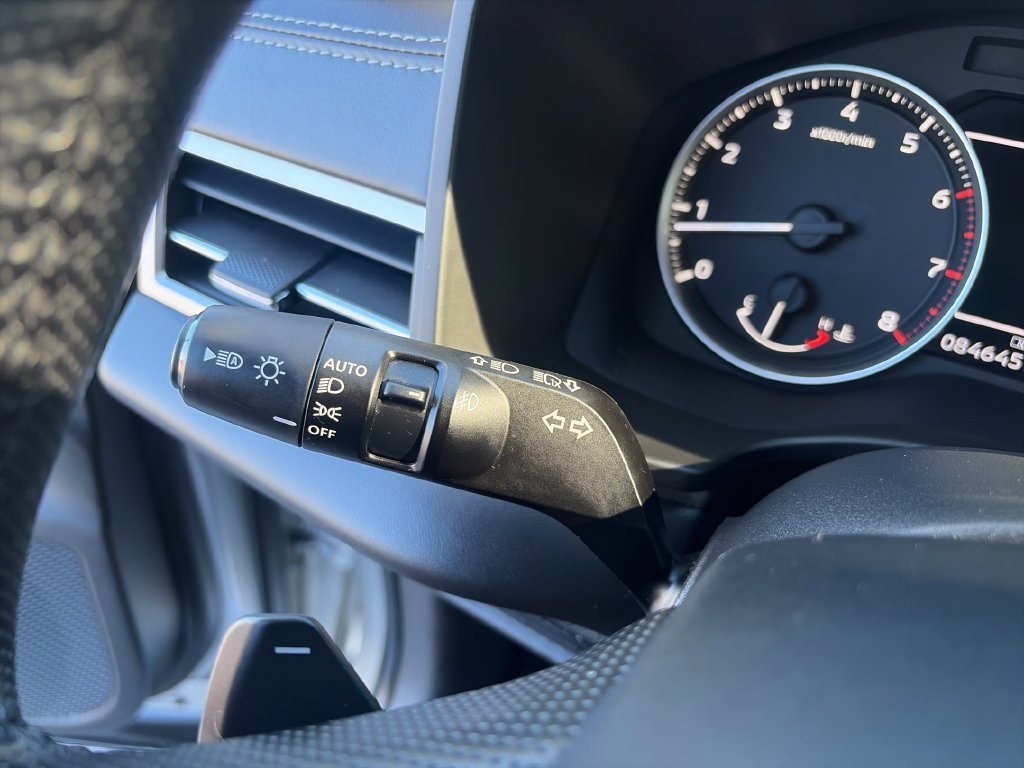 Used 2022 Silver Mitsubishi SE image 31