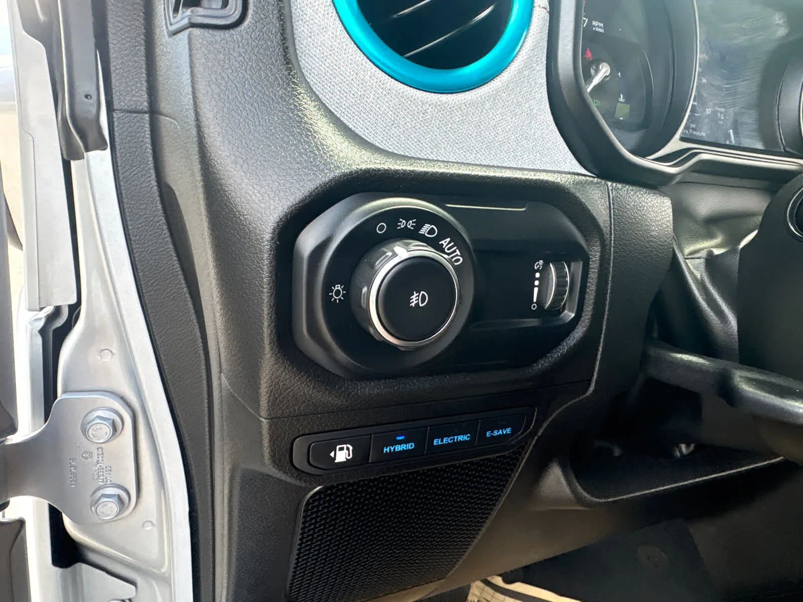 Used 2024 Silver Zynith Clearcoat Jeep Sport S image 21