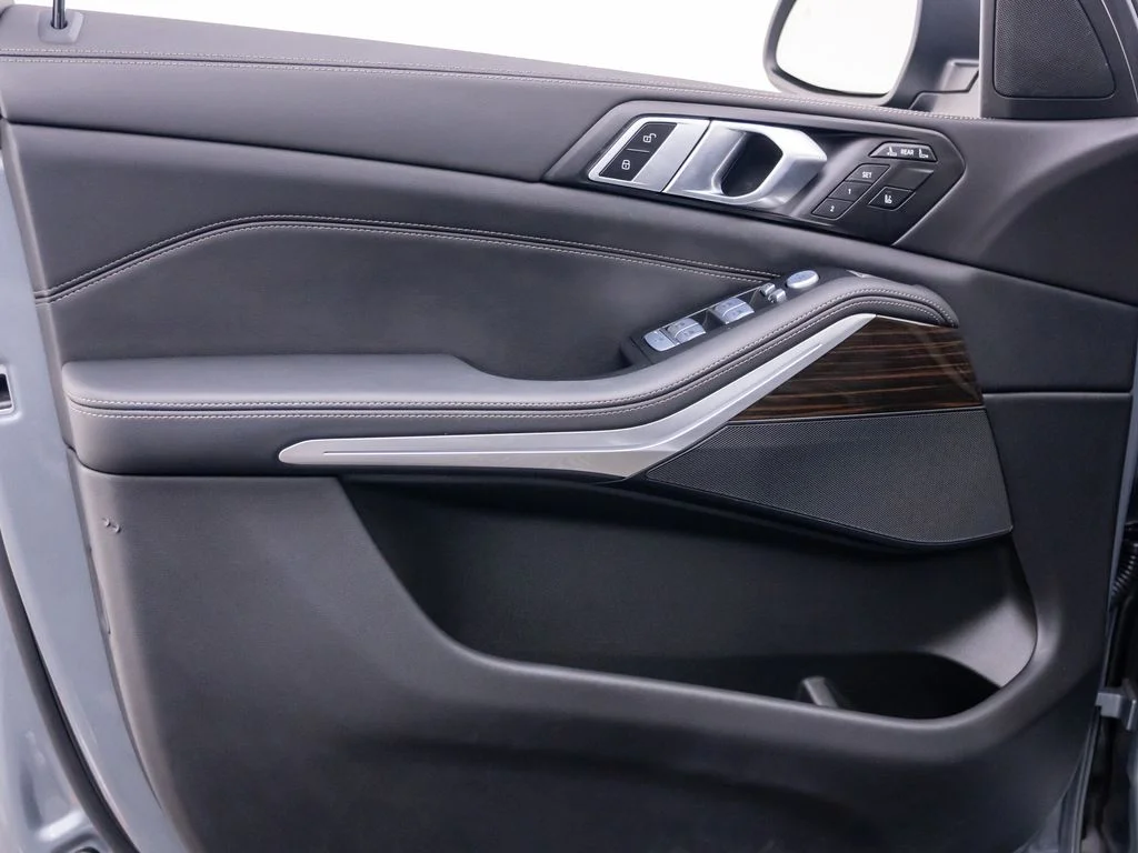 Used 2024 Gray BMW xDrive40i image 13