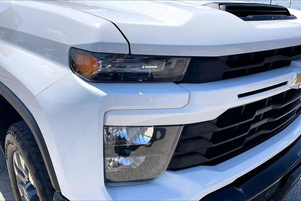 Used 2025 White Chevrolet Custom image 33