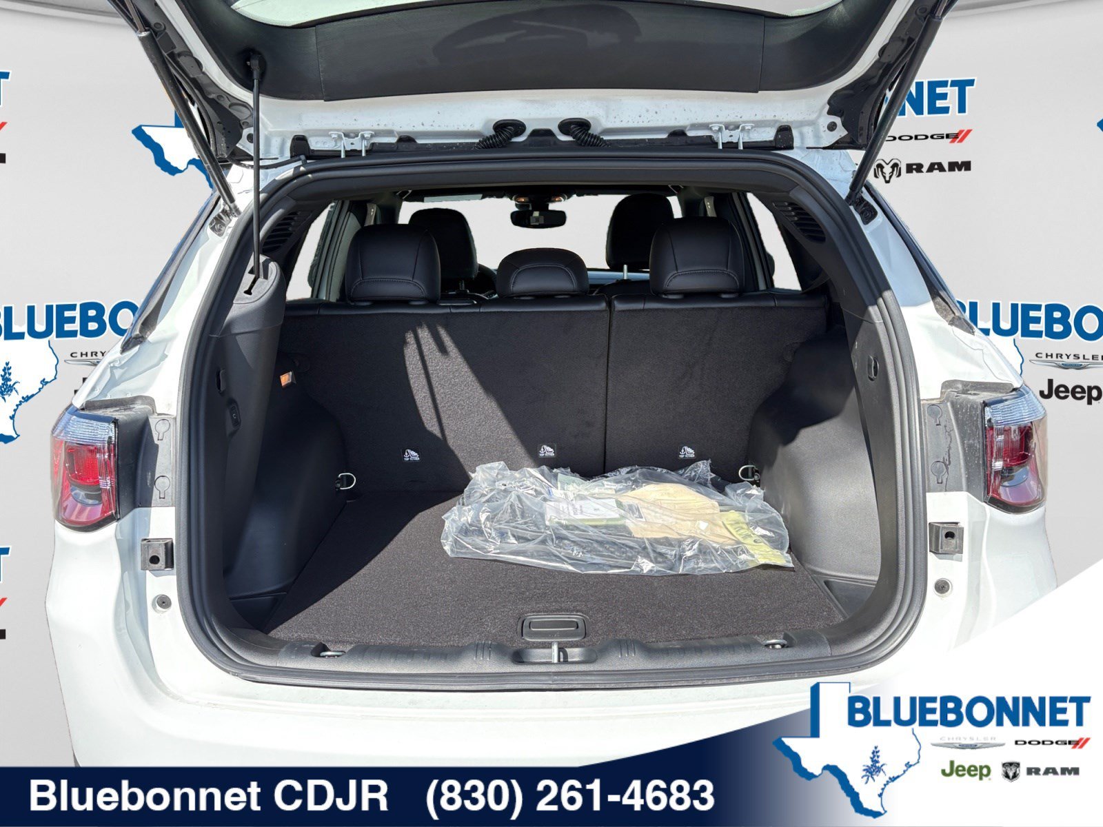 New 2026 Bright White Clear-Coat Exterior Paint Jeep Latitude Altitude image 23